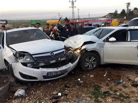 Mardin'de iki otomobilin çarpıştığı kazada 4 kişi yaralandı - Son Dakika Haberleri